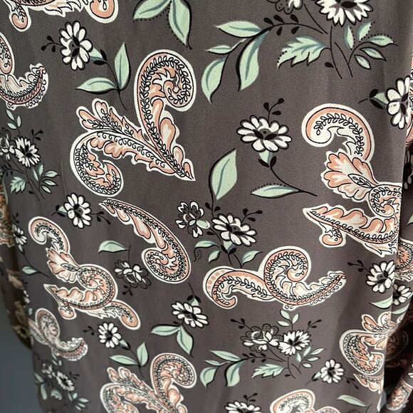 LOFT gray fleur de lis/floral print crepe V neck ruched cuff tunic. NWT. Small - Picture 6 of 7